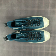 Load image into Gallery viewer, Fleece-Lined Leather Chuck 70