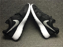 Load image into Gallery viewer, Roshe One Black/Metallic Platinum-White (W)