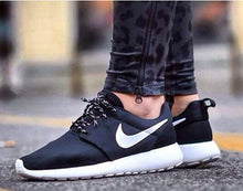 Load image into Gallery viewer, Nike Rosherun One Black White